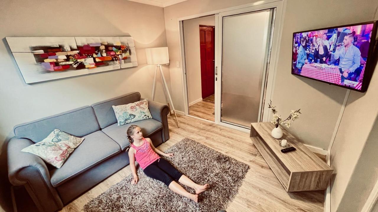 Cozy Apartments In Belgrade, Cukarica, Zeleznik, Free Parking And Wifi Værelse billede